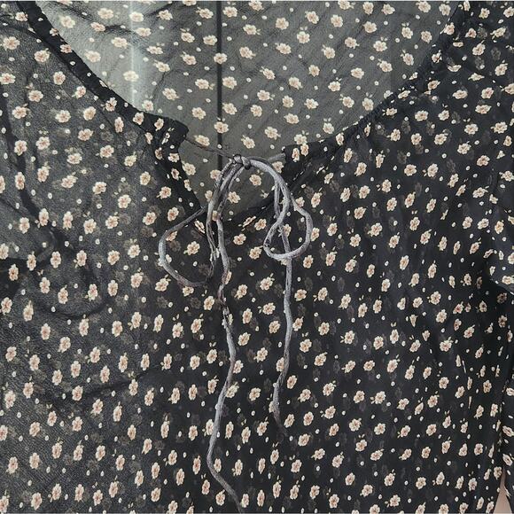 At Last & Co. Women's Sheer floral blouse with ruffled sleeves medium - Picture 8 of 8